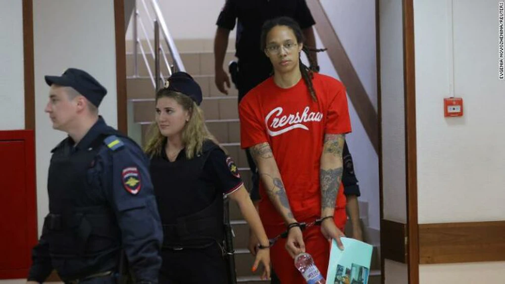 Un tribunal rus a condamnat-o pe baschetbalista americană Brittney Griner la nouă ani de închisoare pentru trafic de droguri. Biden consideră verdictul inacceptabil