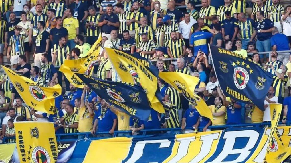 UEFA a amendat clubul de fotbal Fenerbahce Istanbul pentru scandările pro-Putin ale suporterilor săi la meciul cu Dinamo Kiev