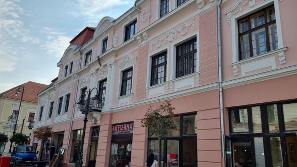 Primăria Oradea a finalizat de reabilitat Palatul Klobusitzky, o clădire de patrimoniu situată de principala stradă pietonală din oraș