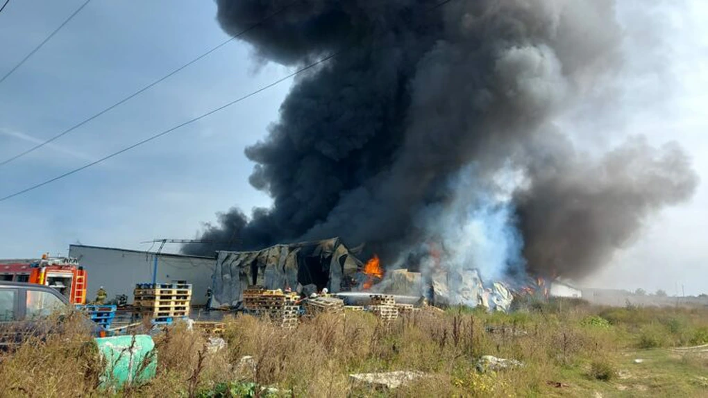 Update: Pompierii au localizat incendiul. Vor fi folosite 10 autospeciale de stingere. Incendiu la un depozit din Voluntari. Suprafaţa afectată - circa 5.000 de metri pătraţi
