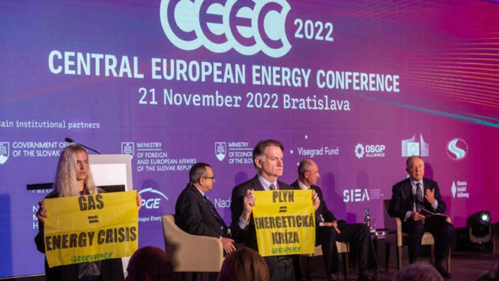 Activiştii Greenpeace din cinci țări au întrerupt lucrările Conferinţei Central-Europene privind Energia de la Bratislava