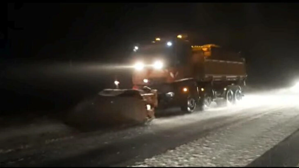 Atenție, șoferi: În unele zone ale țării șoselele sunt acoperite cu zăpadă sau polei