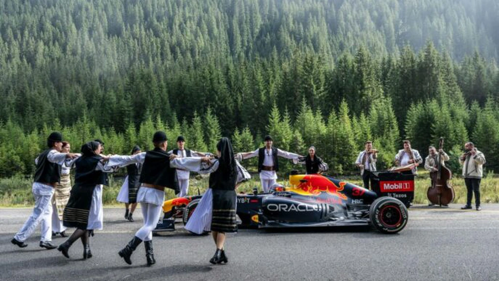 Un monopost de Formula 1 al Red Bull Racing a parcurs Transalpina românească