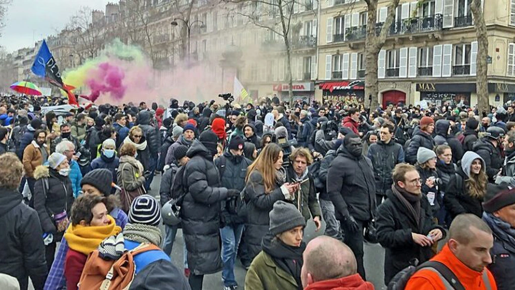 Guvernul de la Paris a adoptat reforma pensiilor, în ciuda protestelor masive din stradă. Vârsta de pensionare va fi mărită