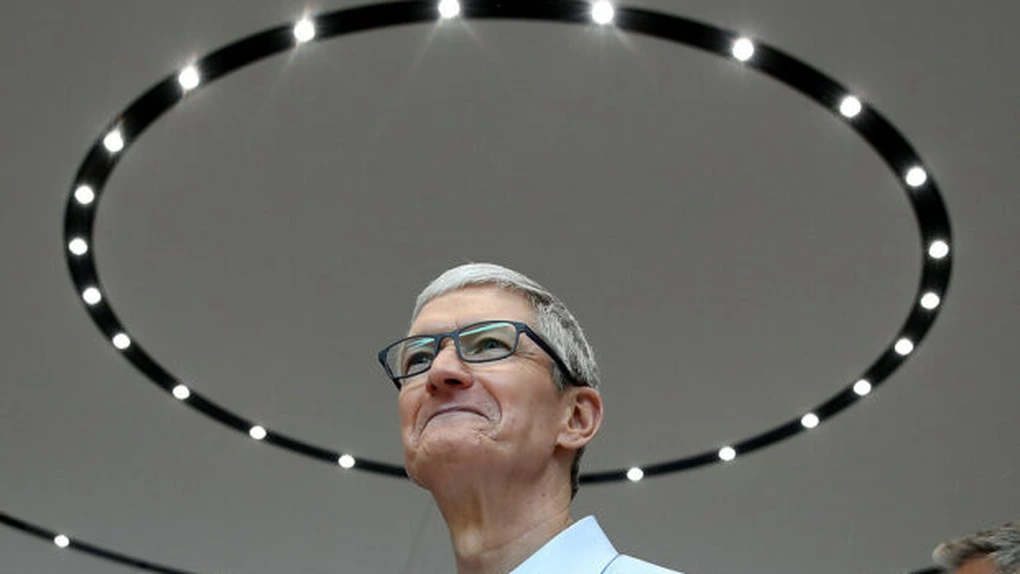 Șeful Apple, Tim Cook, a cerut companiei să-i reducă substanțial compensațiile pe care ar fi trebuie să le primească, în urma unui vot negativ al acționarilor