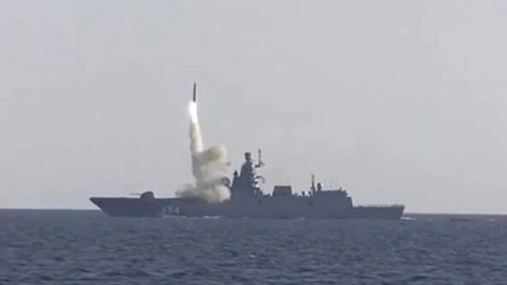 O rachetă rusească a lovit o navă comercială într-un port ucrainean la Marea Neagră