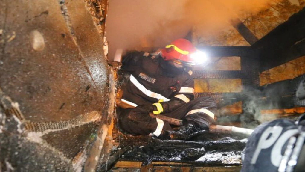 Incendiu puternic la un magazin şi o casă din oraşul Voluntari. Intervin şapte autospeciale ale pompierilor