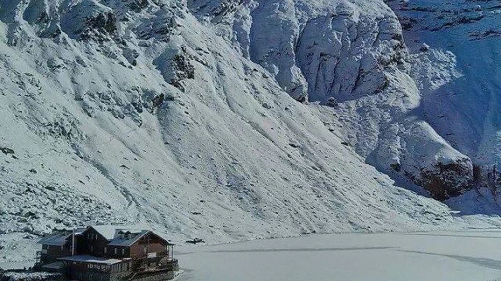 Două avalanşe mari în munţii Făgăraşi. Salvamontiştii avertizează turiştii să nu părăsească zona cabanelor