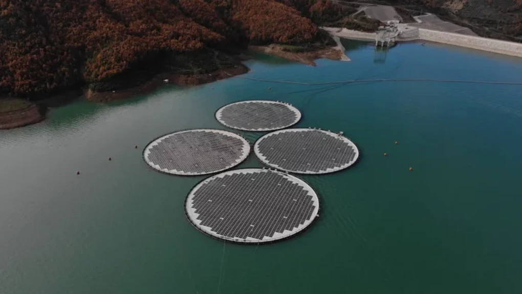 Norvegienii au instalat prima centrală fotovoltaică plutitoare din Europa de Sud-Est, în Albania. VIDEO