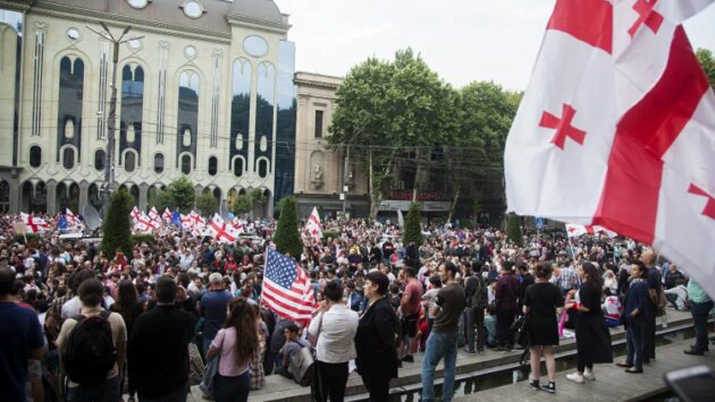 Proteste în Georgia în urma adoptării unei legi care pune în pericol speranţele ţării de a adera la UE. Statele Unite anunţă că monitorizează situaţia