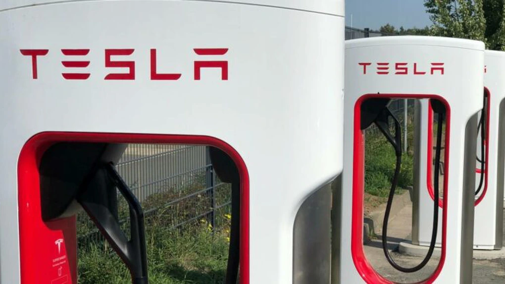 Tesla anunță taxarea celor care își lasă mașina conectată la Supercharger după terminarea încărcării