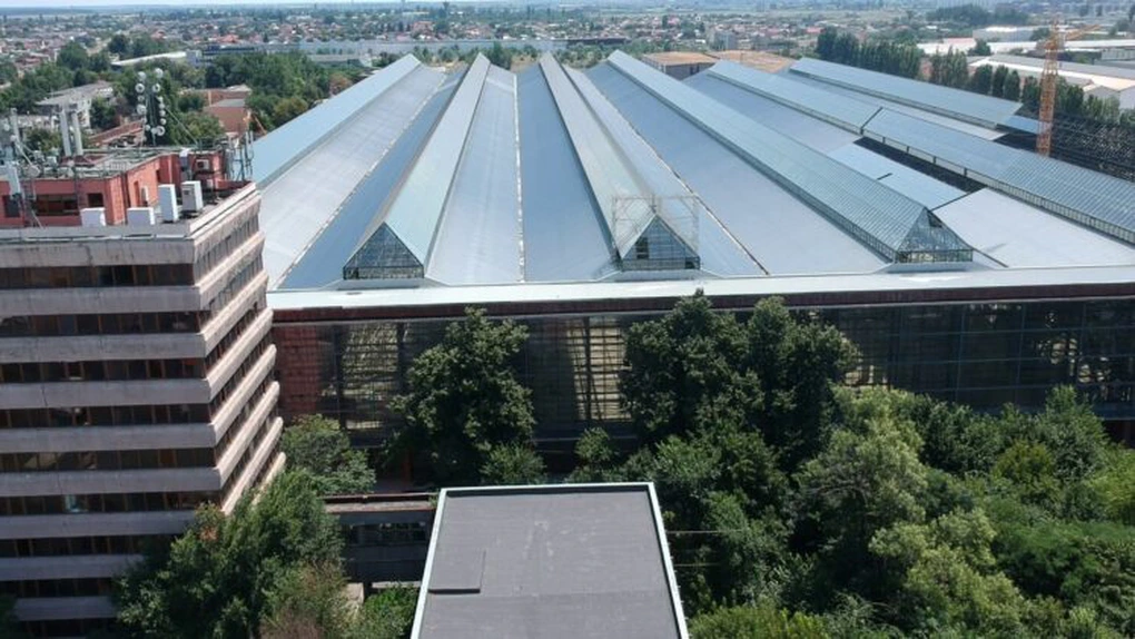 Primăria Sectorului 3 a început montarea panourilor fotovoltaice pe acoperişul Halei Laminor. Sistemul va produce peste 3 MW/h
