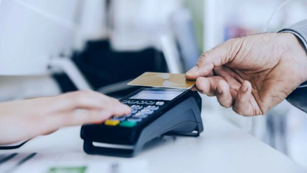 Sondaj CEC Bank: Unul din doi români plătește cumpărăturile cu cardul