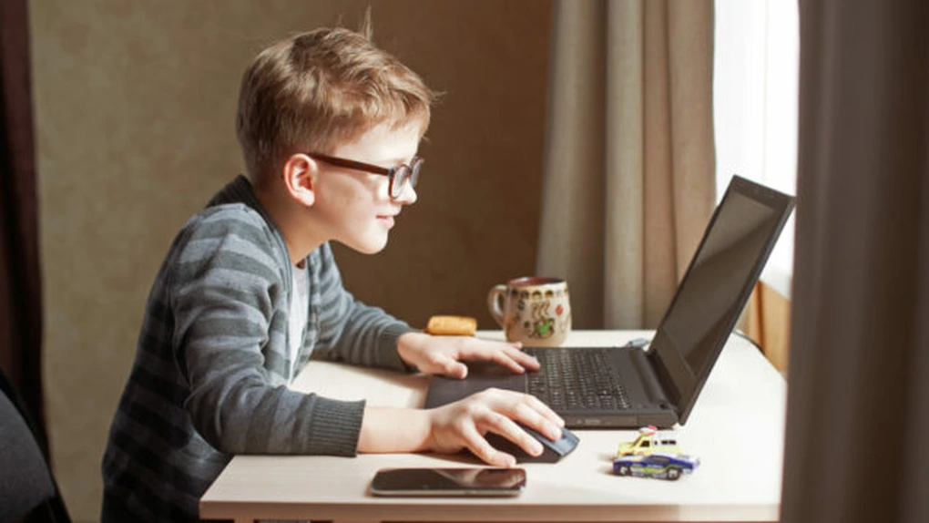 Românii consideră că utilizarea excesivă a tehnologiei şi internetului este cea mai mare primejdie la adresa copiilor - studiu