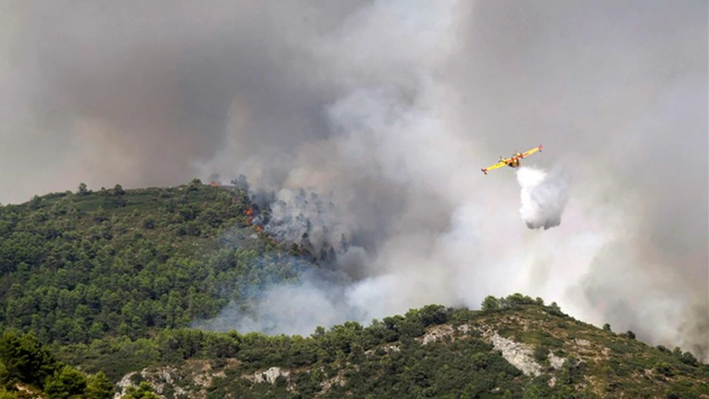 Incendii în Grecia: Aproape 2.500 de persoane din insula turistică Corfu au fost evacuate în timpul nopţii