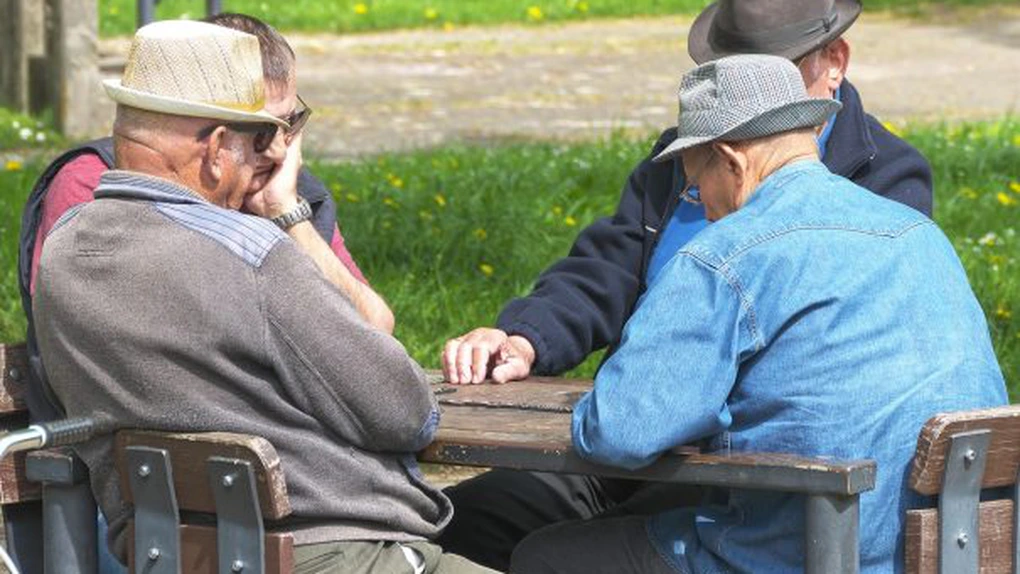 CNPP: Numărul pensionarilor care au primit indemnizații sociale, în ușoară scădere în octombrie. Valoarea medie pentru sistemul public a fost de 431 de lei, iar pentru agricultori 301 lei