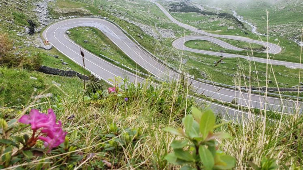 49 de ani de Transfăgărășan: Construcția celui mai spectaculos drum din România, urgentată de invadarea Cehoslovaciei