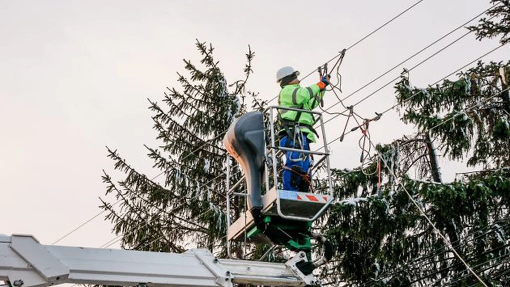Update: 76.000 de consumatori n-au curent electric. Rețele Electrice Dobrogea anunță că a fost reluată furnizarea energiei electrice pentru 50.000 de clienți. 80.000 de consumatori încă nu au curent electric