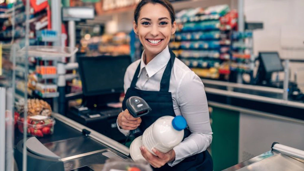 Premieră în retail. Un lanț de supermarketuri din Anglia renunță la casele self pay și reintroduce casieri