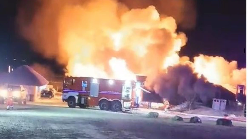 UPDATE 3: DNA deschide un dosar privind autorizarea pensiunii. Șase persoane au fost găsite moarte. Incendiu puternic la complexul Ferma Dacilor. Unitatea nu are autorizaţie de securitate la incendiu