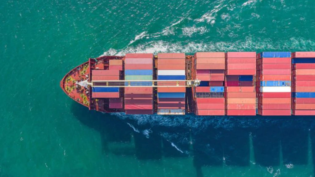 Companiile Maersk şi Hapag-Lloyd suspendă trecerea navelor prin Marea Roşie în urma atacurilor rebelilor houthi