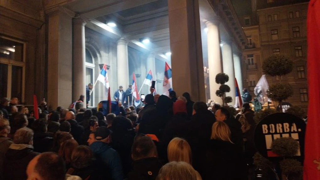 UPDATE Proteste Serbia - Violenţe în Belgrad, manifestanţii contestă rezultatele alegerilor legislative pe care partidul lui Vucic le-a câştigat