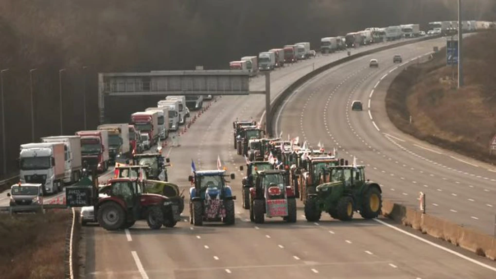 Fermierii francezi au început să blocheze autostrăzile din jurul Parisului