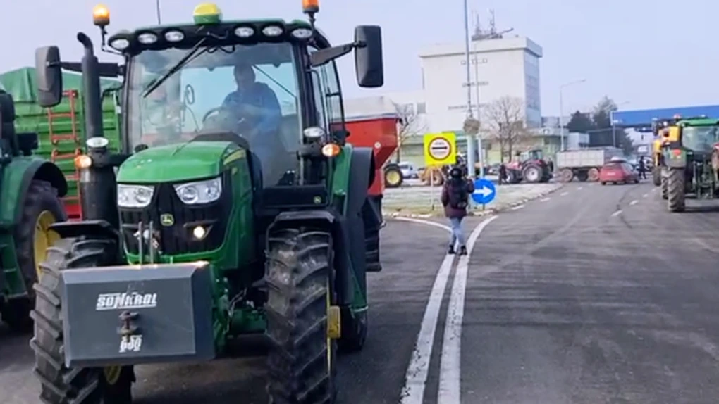 Zeci de fermieri protestează cu utilaje în zona de frontieră de la Nădlac