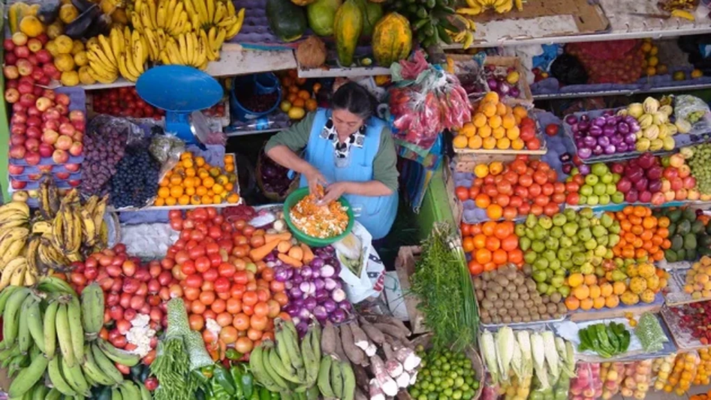 Oamenii care consumă alimente ultraprocesate ar putea pierde din capacitatea de a digera fructe și legume - studiu