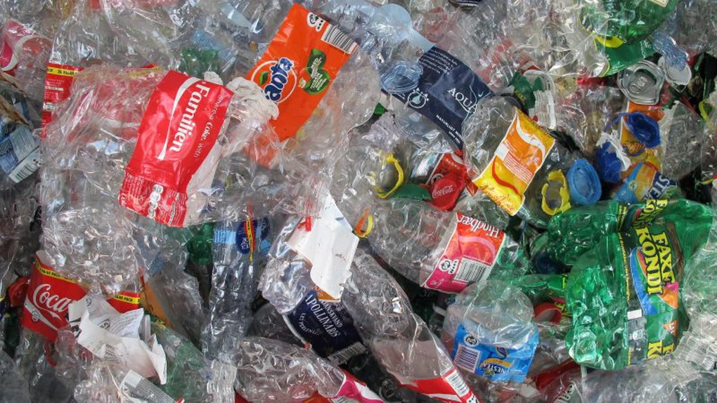 Comisia Europeană a deschis o procedură de infringement pentru România, care nu a transpus corect o directivă privind impactul unor produse de plastic