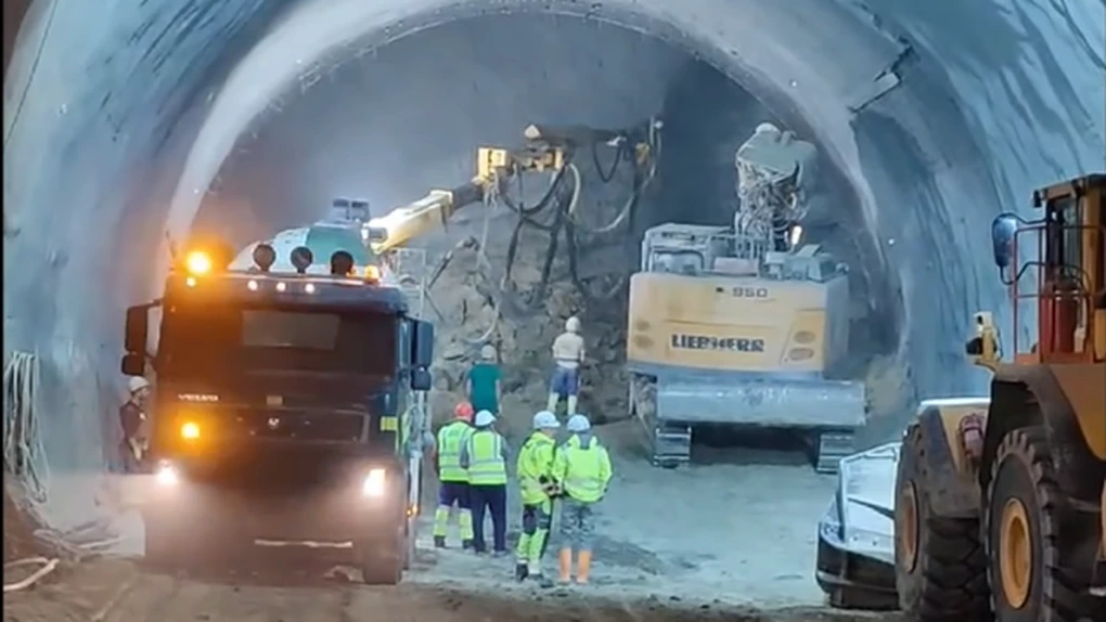 Primul kilometru de tunel forat pe A1 Sibiu-Pitești VIDEO