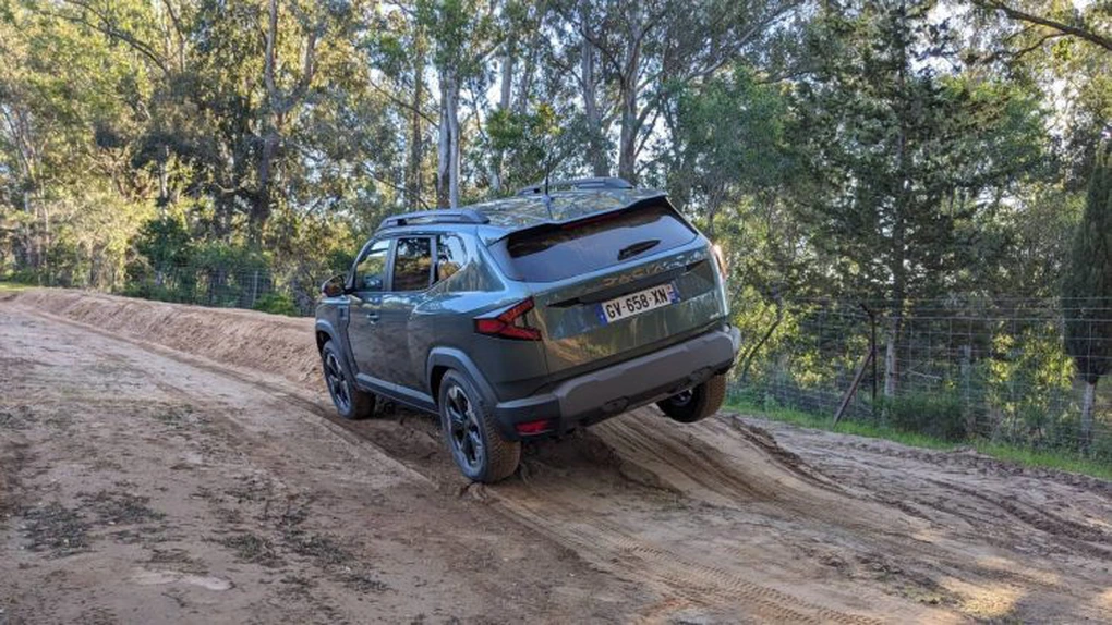 Sistemul de tracțiune integrală Hybrid 4x4 este deja testat de Dacia înainte de includerea în gamele Bigster și Duster