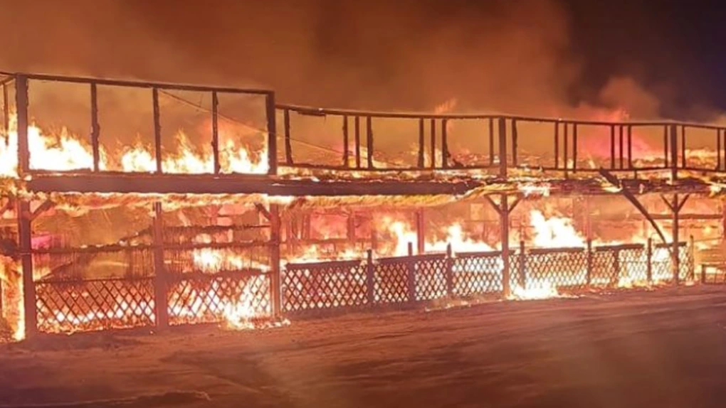 Incendiu puternic la o terasă de pe plaja Corbu. Flăcările s-au extins pe o suprafață de 1.000 de metri pătrați