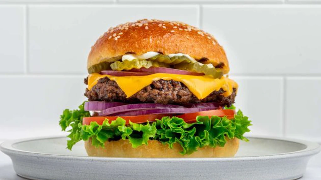 Românii comandă cei mai mulți burgeri din Europa de Sud-Est: peste 22.000 de burgeri sunt livrați zilnic - analiză Glovo