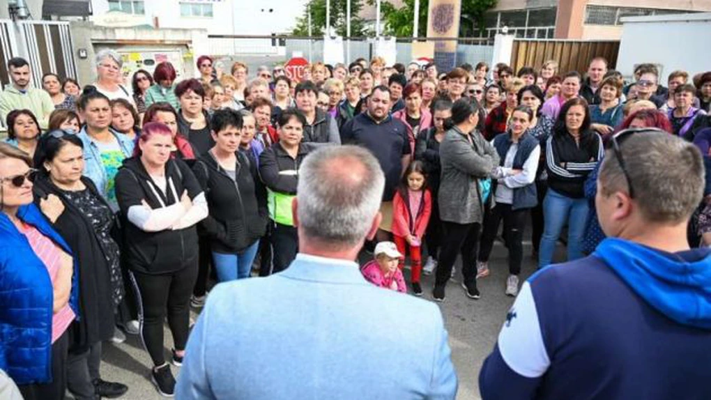 Leoni închide fabrica de la Luduș, salariații au protestat în stradă