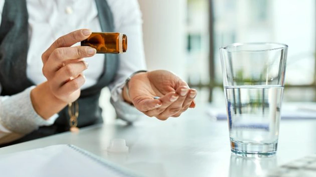 Guvernul a abandonat şi a lăsat neasiguraţi la sănătate oamenii care au doar venituri extrasalariale cel puţin egale cu 24.300 de lei în 2025 în faţa cărora s-a lăudat că le-a eliminat declaraţia unică estimativă