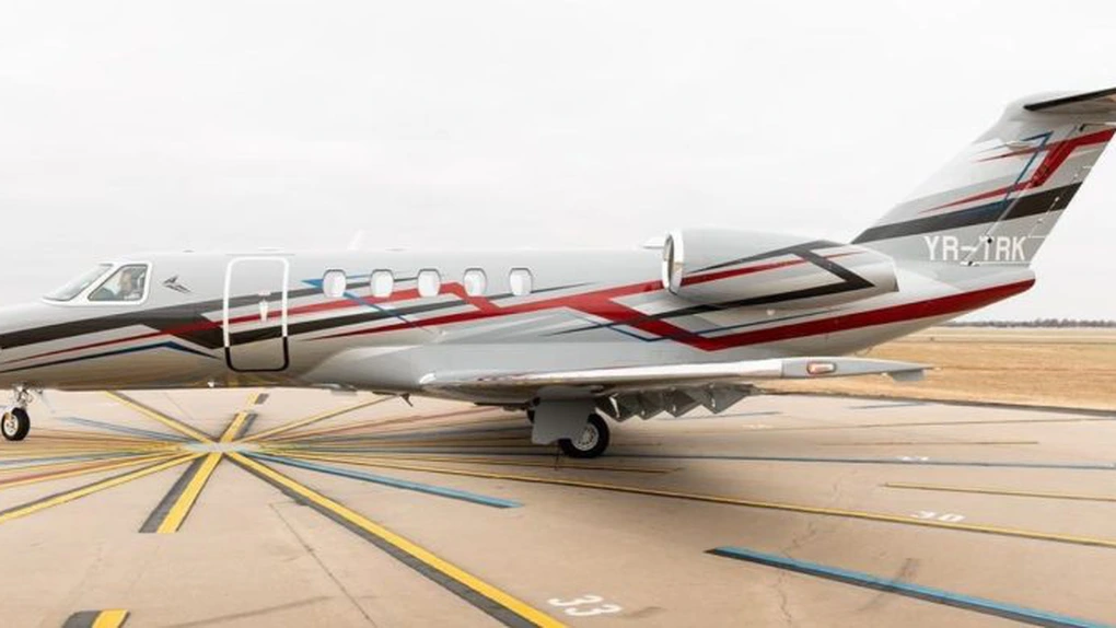 Câți bani face Toyo Aviation, firma care l-a transportat pe președintele Iohannis cu avioane de lux în vizitele oficiale