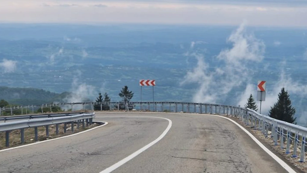 Autostrada A1, închisă din cauza rafalelor de vant care ajung la 120 km/h. Remorca unui camion, răsturnată (Update)