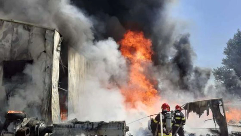 Vâlcea: Incendiu de proporții la o fabrica de mase plastice din Mihăești. Un pompier a leșinat