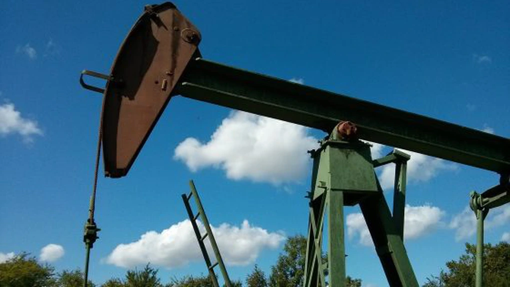 EIA: Prețul petrolului în scădere, oferta globală va depăși cererea în 2025