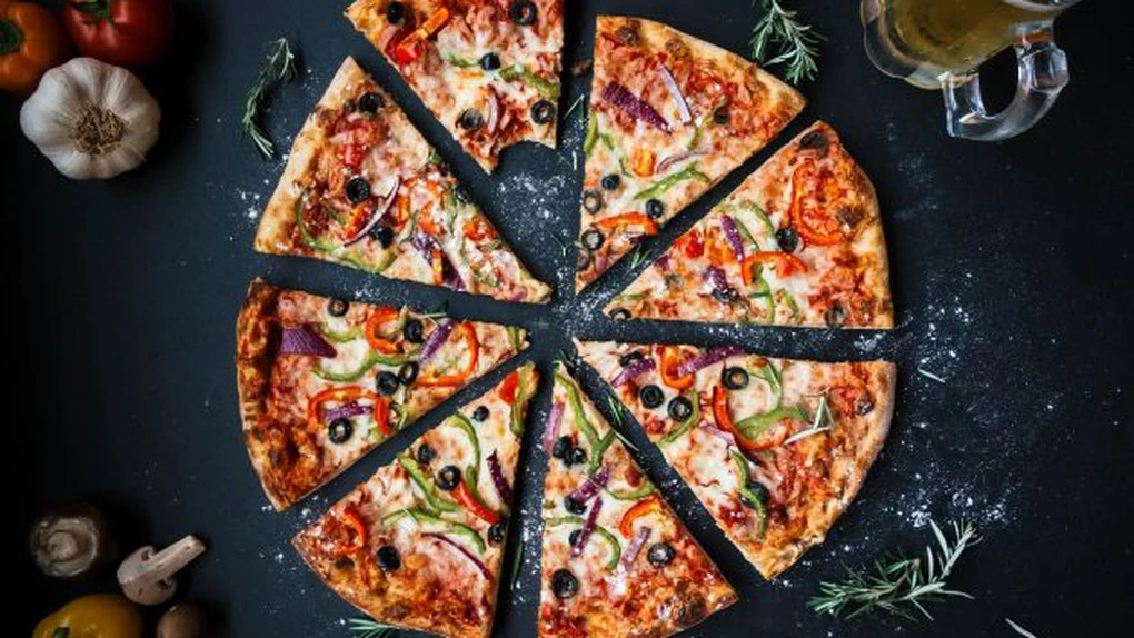 Pizza şi berea, în topul produselor comandate de români la meciurile de la Campionatul European - platformă de livrare