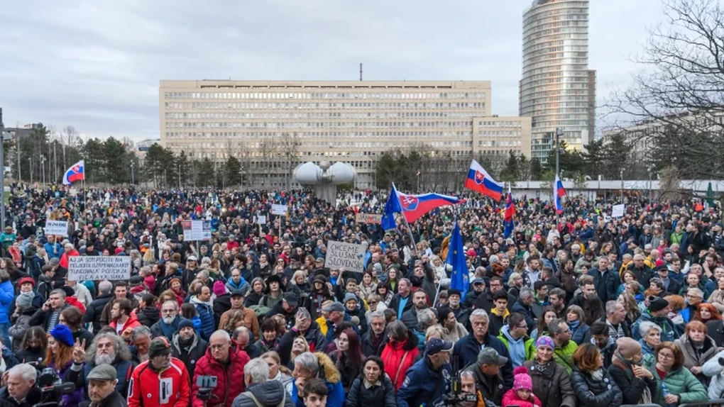 Mii de oameni au protestat împotriva politicii culturale şi a reformelor din justiţie, în Slovacia