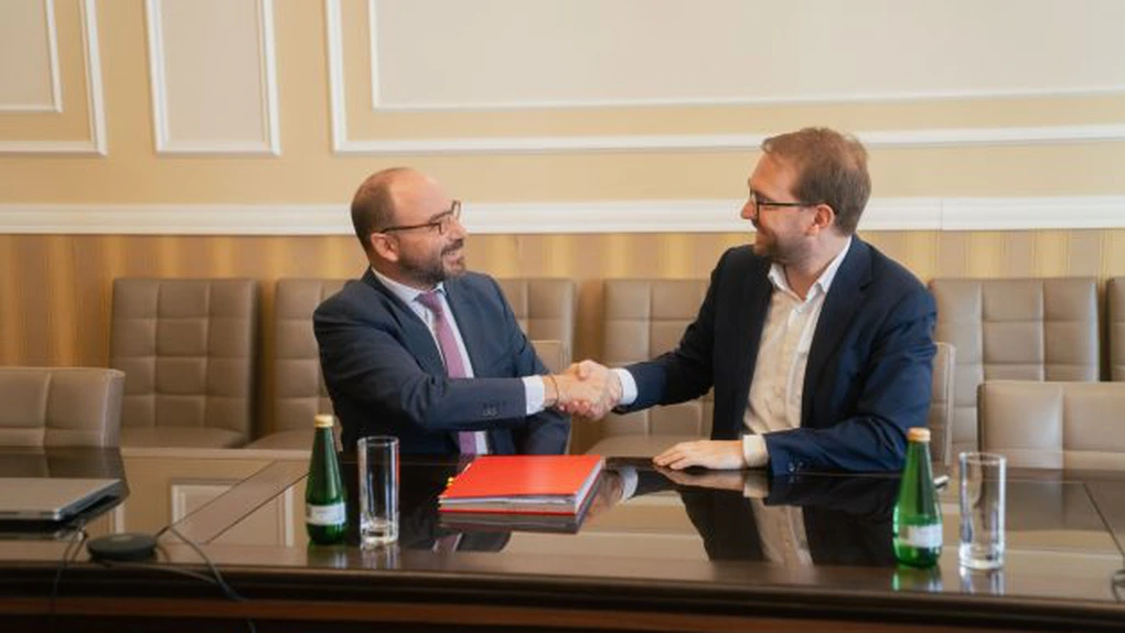 Dominic Fritz, președintele USR, a spus că nu va permite ca negocierile să ajungă banc de Radio Erevan, iar partidul său se opune creșterilor de taxe