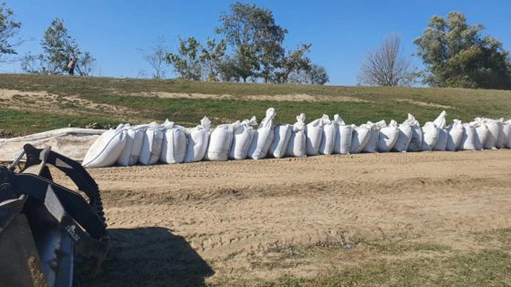 ANAR construiește diguri provizorii din sute de saci cu nisip în zonele Ciocăneşti şi Baital de pe braţul Borcea din judeţul Călăraşi