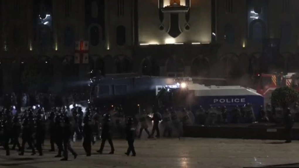 A doua zi de proteste în Georgia după ce Guvernul a anunțat înghețarea negocierilor de aderare la UE. Poliția a intervenit în forță cu gaze lacrimogene și tunuri cu apă