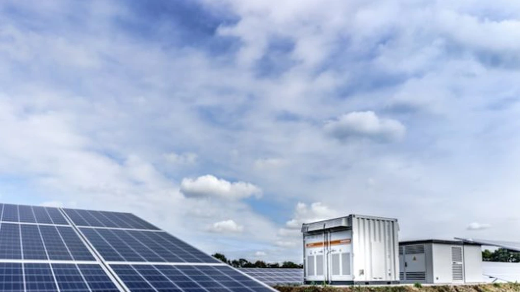 Cel mai mare proprietar de malluri din România accelerează puternic pe energie verde. Construiește primul său parc fotovoltaic de 50 MW și are în plan încă unul de 100 MW
