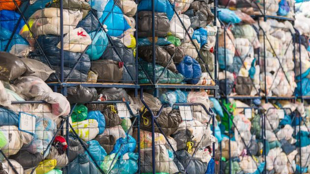 De la 1 ianuarie, românii sunt obligați să colecteze separat textilele folosite. Ce se va întâmpla, de fapt