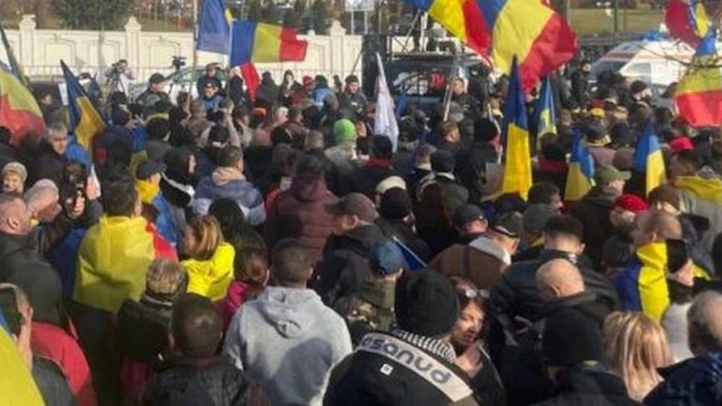 Protest cu câteva mii de persoane, substanțe interzise, cuțite și huiduieli în Piața Universității