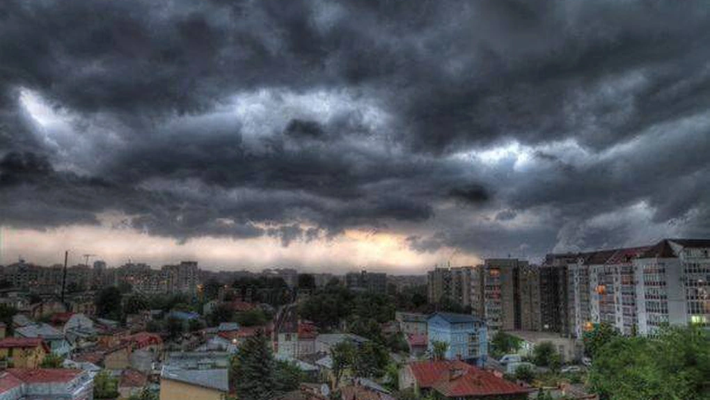 Fenomene extreme vineri şi sâmbătă - Cod portocaliu de furtuni şi ploi în Bucureşti şi 16 judeţe din România. Harta