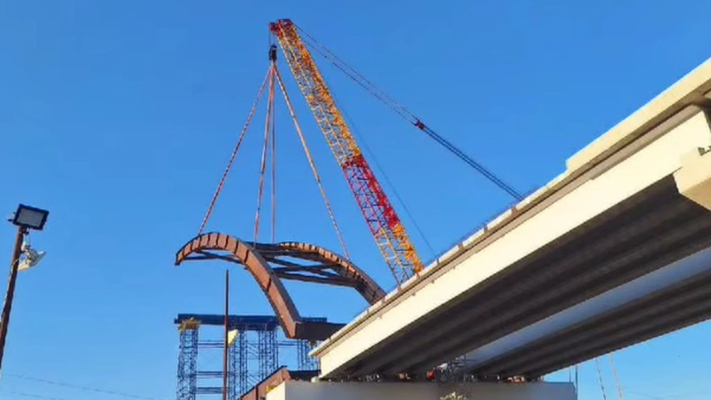 VIDEO Drum Expres Brăila - Galați: UMB montează arce metalice la podul pe calea ferată